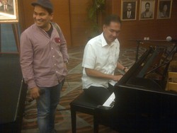 Unjuk Kebolehan di Depan Para Artis, Gita Wirjawan Duet dengan Tompi