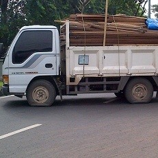 Blokir Jalan Klender, Ban Belasan Mobil dan Angkot Dikempesi