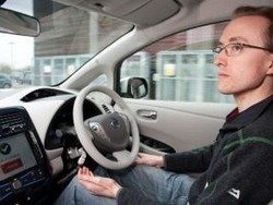 Mungkinkan Mobil dengan Autopilot Kena Hack?