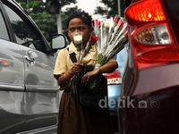 Berjualan Bunga untuk Biaya Sekolah