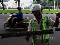 Membersihkan Ranjau Paku di Depan Istana