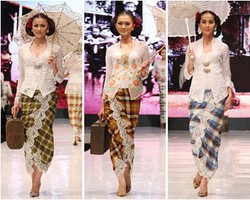 Kolaborasi Cantik Anne Avantie dan Ramli di Panggung JFFF 2013