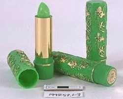Wow, Lipstik Warna Hijau Bisa Berubah Jadi Pink Setelah Dipakai 