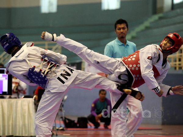 Atlet Taekwondo Unjuk Gigi di Hadapan Marciano Norman