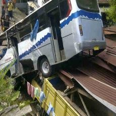 Rem Blong, Bus Putra Mulya Terbang ke Rumah Warga