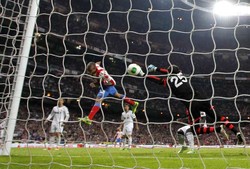 Bermain imbang 1-1 hingga laga usai, Miranda menjadi pahlawan Atletico dengan golnya di babak pertama perpanjangan waktu. REUTERS/Juan Medina.
