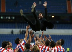 Para pemain Atletico Madrid bersama pelatih mereka Diego Simeone merayakan keberhasil mereka menjadi juara. REUTERS/Sergio Perez.