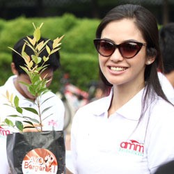 Revalina S Temat Bagikan Bibit Pohon di HI