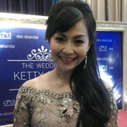 Banyak Selebriti Kawin-Cerai, Tessa Kaunang Prihatin