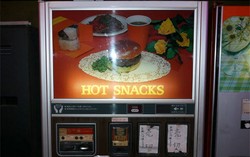 Wah, Hamburger dan Udon Hangat Bisa Dinikmati 24 Jam dari Mesin Ini!