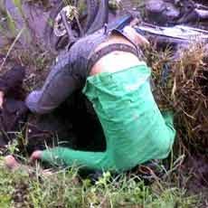 Dua Pemuda Sidoarjo Tewas Saat Motor Terjun ke Parit