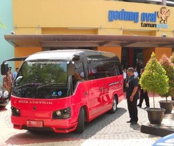 Menristek Coba Bus Listrik Hevina di Yogyakarta