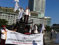 Menolak Politisasi KJS, 50 Dokter Indonesia Bersatu Demo di Bundaran HI