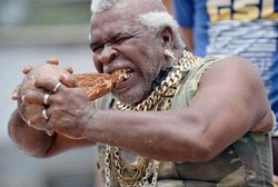 Manusia Mesin Kupas Kelapa, 50 Tahun Mengupas Kelapa dengan Giginya