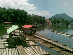 Wisata Alam dan Sejarah di Garut, Candi Cangkuang Tempatnya
