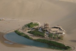 Dahsyat! Oasis 2.000 Tahun Berbentuk Bulan Sabit di China