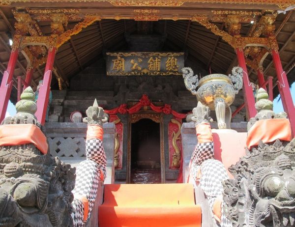 Cuma di Bali! Ada Kelenteng di Dalam Pura