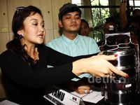 Indra Bekti Bawa Makanan untuk Fathanah