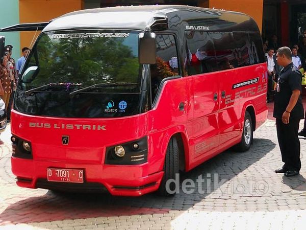Menristek Jajal Bus Listrik Hevina