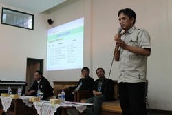 Direksi BUMN Produsen Pesawat Keliling SMA Bandung Jadi Guru Dadakan