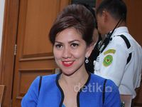 Venna Melinda & Ivan Tebar Senyuman di Sidang Cerai
