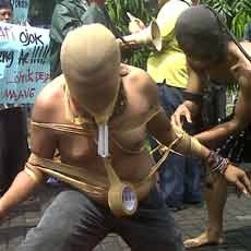 Warga Lumajang Demo Kejati Jatim