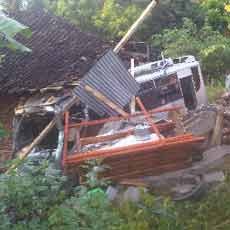 Minibus Terjang Warung dan Rumah di Pacitan