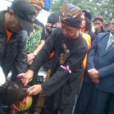 Forum Peduli Baksil Sembelih Ayam Hitam di Depan Wakil Walikota