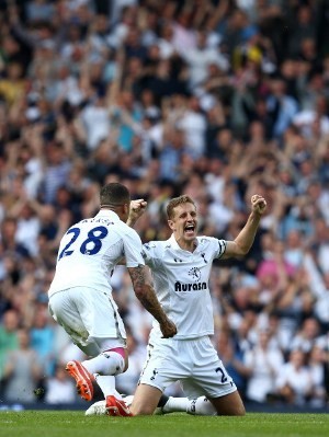 Momen Aneh di White Hart Lane