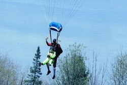 Skydiving, Nenek 79 Tahun Ini Terjun dari Ketinggian 13 Ribu Kaki
