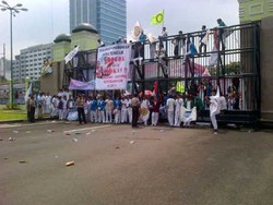 Panjat Pagar dan Lempar Botol Warnai Demo Perawat di DPR