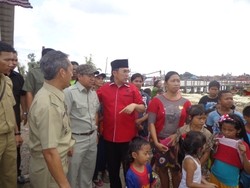 Blusukan ke Kampung, Cagub Eddy Santana Janji Bangun Perumahan Murah