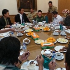 Diplomasi Udang Bakar dan Ikan Goreng Jokowi Dengarkan Warga Pluit