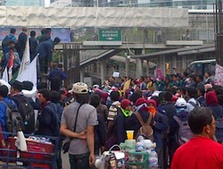 Mahasiswa Unpad dan IPB Demo di Depan KPK, Jalur Lambat Kuningan Ditutup
