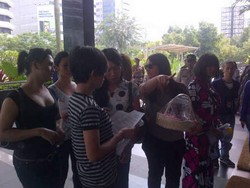 Waria Gelar Aksi Dukungan Bagi KPK, Beri Obat Kuat Hingga Bedak