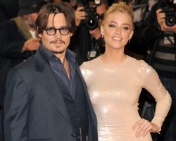 Jalan Bareng Kekasih, Johnny Depp Dicuekin Fans