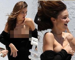 Payudara Miranda Kerr Terekspos karena Atasannya Melorot Saat Syuting