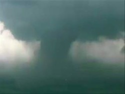 Momen Menegangkan Tornado Raksasa Menyapu Oklahoma