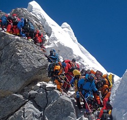 Puncak Gunung Tertinggi di Dunia Banjir Pendaki!