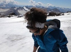 Hebat! Wanita Arab Berhasil Taklukkan Puncak Everest