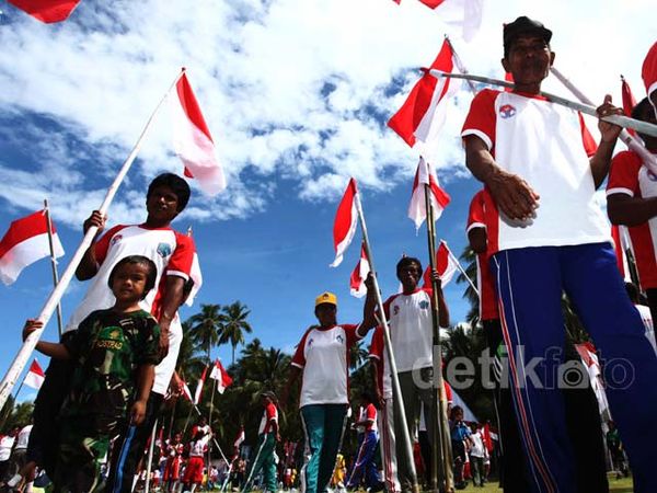 Harkitnas, Warga Miangas Arak Bendera Merah Putih