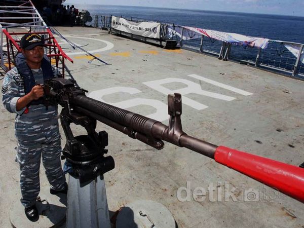 Melihat Alat Tempur KRI Slamet Riyadi