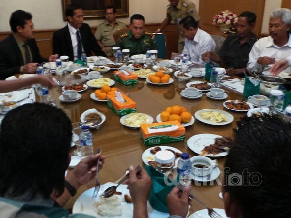 Jokowi Undang Makan Warga Pluit