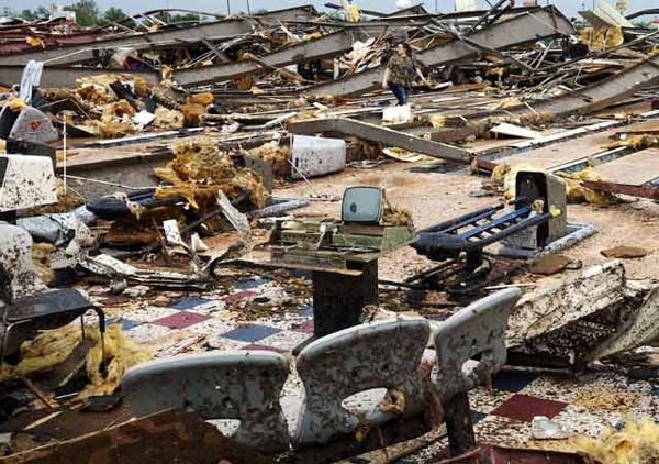 Tornado Ratakan Sejumlah Bangunan di Oklahoma Tornado Ratakan Sejumlah Bangunan di Oklahoma