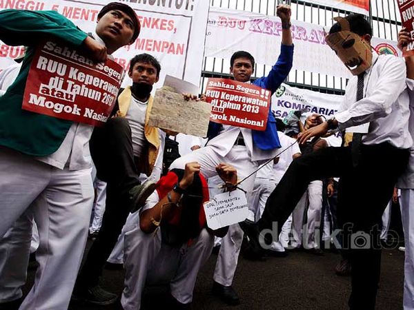 Ribuan Perawat Geruduk Gedung DPR