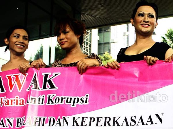 Waria Demo Dukung KPK