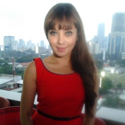 Terry Putri Akui Kedekatannya dengan Charly Setia Band untuk Promo Film