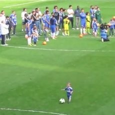 Aksi Bocah Kecil Ini Bikin Suporter Chelsea Bersorak