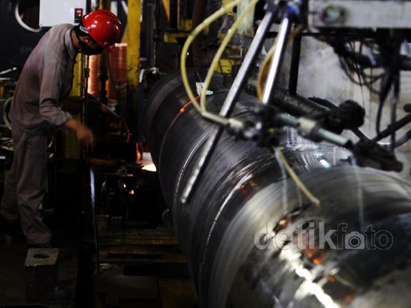 Melihat Pipa Baja Krakatau Steel Diproduksi