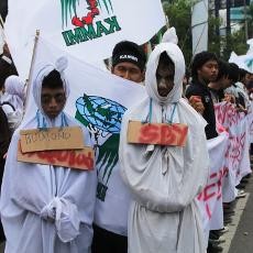 Pocong SBY-Budiono Ikut Demo Peringatan 15 Tahun Reformasi